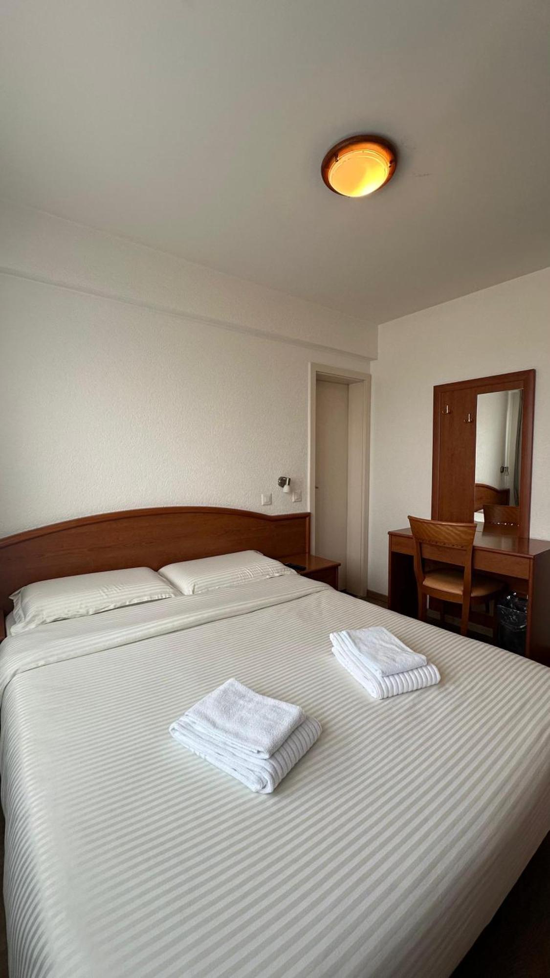Hotel Du Quai วิลล์เนิฟ ภายนอก รูปภาพ